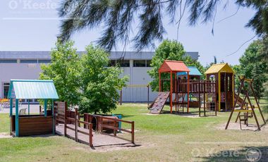 Casa en venta de cuatro ambientes con piscina y galería cerrada en Abril Country Club, Hudson.