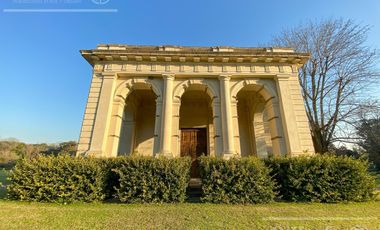 Casa en venta de cuatro ambientes con piscina y galería cerrada en Abril Country Club, Hudson.
