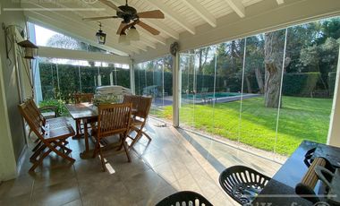 Casa en venta de cuatro ambientes con piscina y galería cerrada en Abril Country Club, Hudson.
