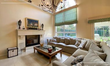 Casa en venta de cuatro ambientes con piscina y galería cerrada en Abril Country Club, Hudson.