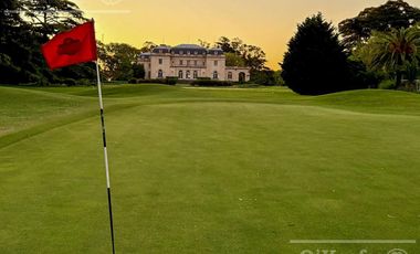 Casa en venta de cuatro ambientes con piscina y galería cerrada en Abril Country Club, Hudson.