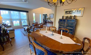 Casa en venta de cuatro ambientes con piscina y galería cerrada en Abril Country Club, Hudson.