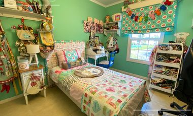 Casa en venta de cuatro ambientes con piscina y galería cerrada en Abril Country Club, Hudson.