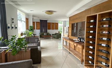 Casa en venta de cuatro ambientes con piscina y galería cerrada en Abril Country Club, Hudson.