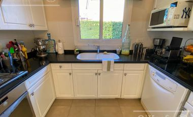 Casa en venta de cuatro ambientes con piscina y galería cerrada en Abril Country Club, Hudson.