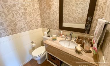 Casa en venta de cuatro ambientes con piscina y galería cerrada en Abril Country Club, Hudson.