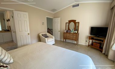 Casa en venta de cuatro ambientes con piscina y galería cerrada en Abril Country Club, Hudson.