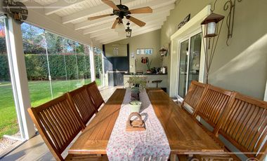 Casa en venta de cuatro ambientes con piscina y galería cerrada en Abril Country Club, Hudson.