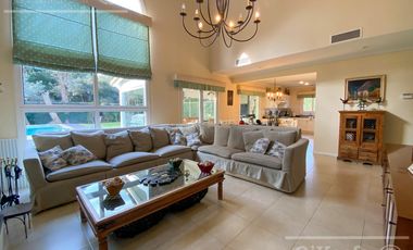 Casa en venta de cuatro ambientes con piscina y galería cerrada en Abril Country Club, Hudson.