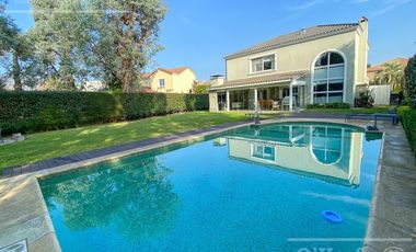 Casa en venta de cuatro ambientes con piscina y galería cerrada en Abril Country Club, Hudson.