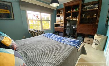 Casa en venta de cuatro ambientes con piscina y galería cerrada en Abril Country Club, Hudson.