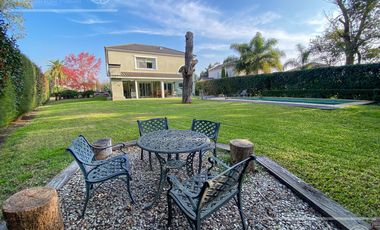 Casa en venta de cuatro ambientes con piscina y galería cerrada en Abril Country Club, Hudson.