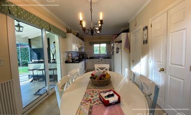 Casa en venta de cuatro ambientes con piscina y galería cerrada en Abril Country Club, Hudson.