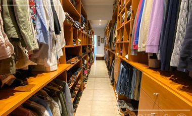 Casa en venta de cuatro ambientes con piscina y galería cerrada en Abril Country Club, Hudson.