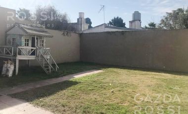 VENTA - casa con jardín en Monte Grande