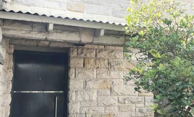 VENTA - casa con jardín en Monte Grande