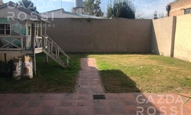 VENTA - casa con jardín en Monte Grande