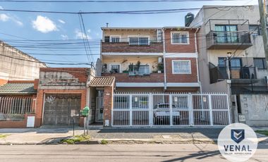 Departamento Venta 2amb luminosos balcón al frente, escritorio baulera, segundo piso x escalera