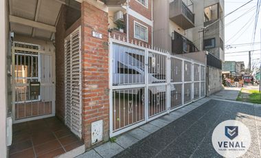 Departamento Venta 2amb luminosos balcón al frente, escritorio baulera, segundo piso x escalera
