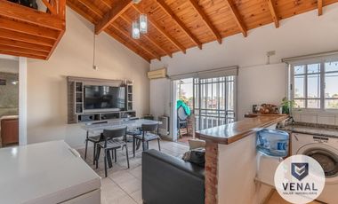 Departamento Venta 2amb luminosos balcón al frente, escritorio baulera, segundo piso x escalera
