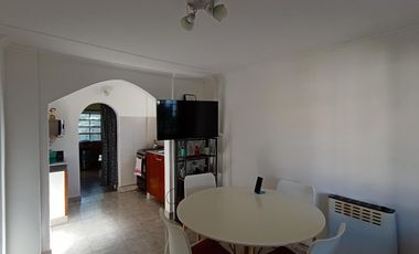 CASA SOBRE LOTE DE 8,66 X 50 - VENDE O PERMUTA POR DEPTO EN CABA