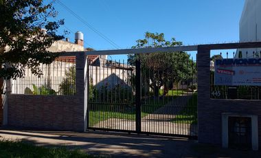 CASA SOBRE LOTE DE 8,66 X 50 - VENDE O PERMUTA POR DEPTO EN CABA