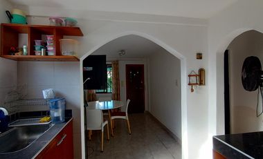 CASA SOBRE LOTE DE 8,66 X 50 - VENDE O PERMUTA POR DEPTO EN CABA