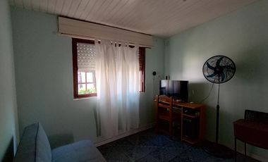 CASA SOBRE LOTE DE 8,66 X 50 - VENDE O PERMUTA POR DEPTO EN CABA