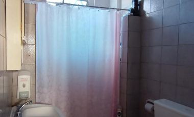 CASA SOBRE LOTE DE 8,66 X 50 - VENDE O PERMUTA POR DEPTO EN CABA