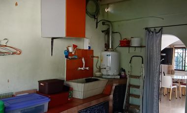 CASA SOBRE LOTE DE 8,66 X 50 - VENDE O PERMUTA POR DEPTO EN CABA