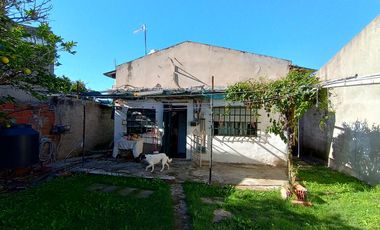 CASA SOBRE LOTE DE 8,66 X 50 - VENDE O PERMUTA POR DEPTO EN CABA
