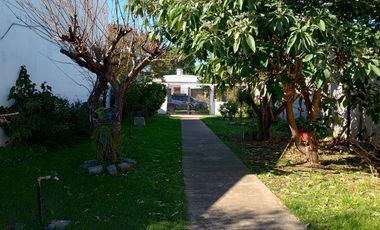 CASA SOBRE LOTE DE 8,66 X 50 - VENDE O PERMUTA POR DEPTO EN CABA