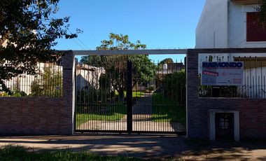 CASA SOBRE LOTE DE 8,66 X 50 - VENDE O PERMUTA POR DEPTO EN CABA