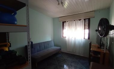 CASA SOBRE LOTE DE 8,66 X 50 - VENDE O PERMUTA POR DEPTO EN CABA