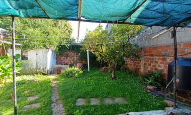 CASA SOBRE LOTE DE 8,66 X 50 - VENDE O PERMUTA POR DEPTO EN CABA