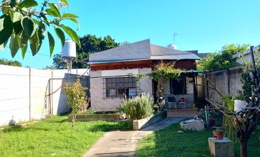 CASA SOBRE LOTE DE 8,66 X 50 - VENDE O PERMUTA POR DEPTO EN CABA