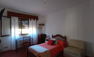 CASA SOBRE LOTE DE 8,66 X 50 - VENDE O PERMUTA POR DEPTO EN CABA