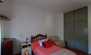 CASA SOBRE LOTE DE 8,66 X 50 - VENDE O PERMUTA POR DEPTO EN CABA