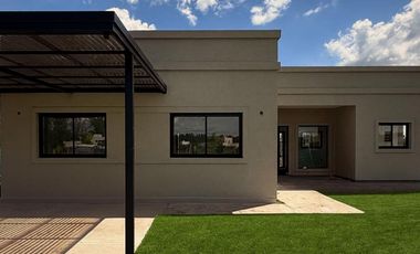 CASA 4 AMBIENTES EN VENTA, BARRIO MONET,  LOS CARDALES