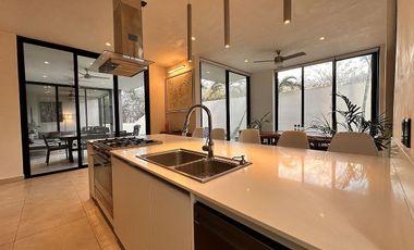 En renta casa con paneles solares en la privada Kutz, en el Yucatán Country Club