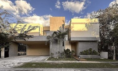 En renta casa con paneles solares en la privada Kutz, en el Yucatán Country Club