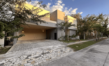 En renta casa con paneles solares en la privada Kutz, en el Yucatán Country Club