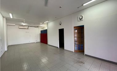 SE ALQUILA LOCAL EN PEDREGAL PH GOLDEN PARK DE 80M CON AIRE A.