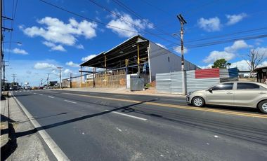 SE ALQUILA LOCAL EN PEDREGAL PH GOLDEN PARK DE 80M CON AIRE A.