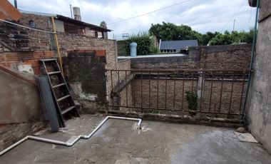Amplia Casa en venta 2 plantas, c/4 dormitorios, 2 baños, PATIO.  Ciudad Rosario