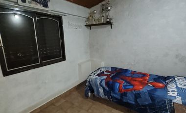 Amplia Casa en venta 2 plantas, c/4 dormitorios, 2 baños, PATIO.  Ciudad Rosario