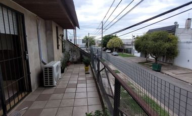 Amplia Casa en venta 2 plantas, c/4 dormitorios, 2 baños, PATIO.  Ciudad Rosario