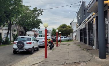 Amplia Casa en venta 2 plantas, c/4 dormitorios, 2 baños, PATIO.  Ciudad Rosario