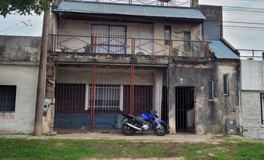 Amplia Casa en venta 2 plantas, c/4 dormitorios, 2 baños, PATIO.  Ciudad Rosario