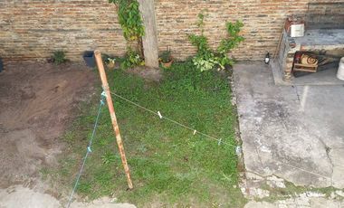 Amplia Casa en venta 2 plantas, c/4 dormitorios, 2 baños, PATIO.  Ciudad Rosario